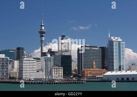 Auckland Sky Tower et sur les toits de la ville, l'Île du Nord, Nouvelle-Zélande, Pacifique Banque D'Images