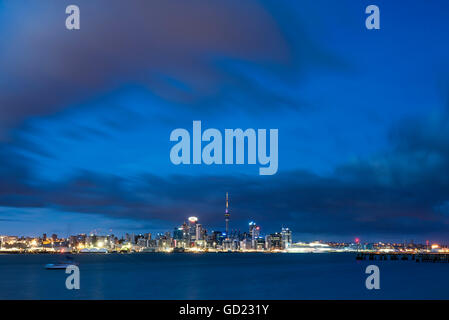 Auckland skyline at night vu de Devenport, Auckland, île du Nord, Nouvelle-Zélande, Pacifique Banque D'Images