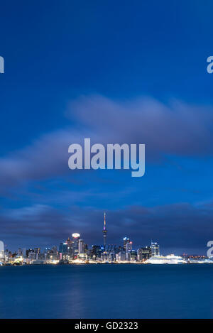 Auckland skyline at night vu de Devenport, Auckland, île du Nord, Nouvelle-Zélande, Pacifique Banque D'Images