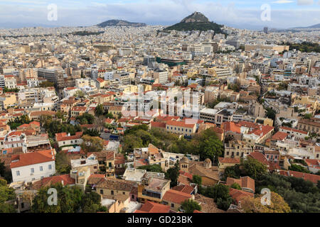 Une vue sur la ville d'Athènes de l'Acropole, vers la colline et le Parlement à travers Lykavittos Plaka et de la place de Syntagma, Athènes, Grèce Banque D'Images