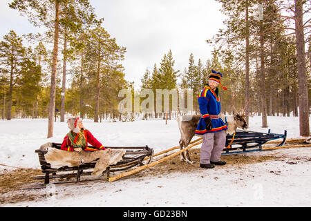 Couple wearing Sami traditionnels costumes, Safari Rennes, Village d'Igloos Kakslauttanen, Rauma, Finlande, Scandinavie, Europe Banque D'Images