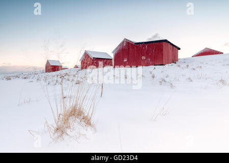 Neige fraîche entoure les maisons de pêcheurs typiques appelés Rorbu en hiver, Eggum, Île Vestvagoy, îles Lofoten, Norvège Banque D'Images