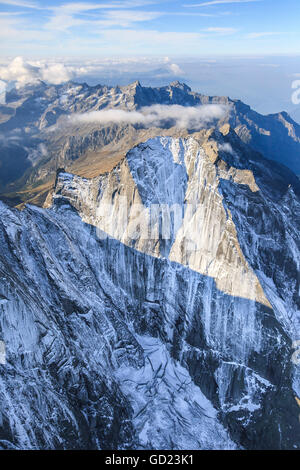 Vue aérienne de la face nord du Piz Badile situé entre Masino Bregaglia et Vallée, frontière de l'Italie et la Suisse, Europe Banque D'Images