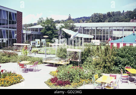 Géographie / Voyage, Suisse, Lucerne, musées, Verkehrshaus der Schweiz, (Musée suisse des transports), vue extérieure, aviation, modèle d'un avion de chasse, vitrines et terrasse avec chaises et tables, 1965, droits additionnels-Clearences-non disponible Banque D'Images