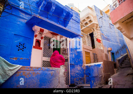 Femme debout devant sa maison bleue de Jodhpur, la Ville Bleue, Rajasthan, Inde, Asie Banque D'Images