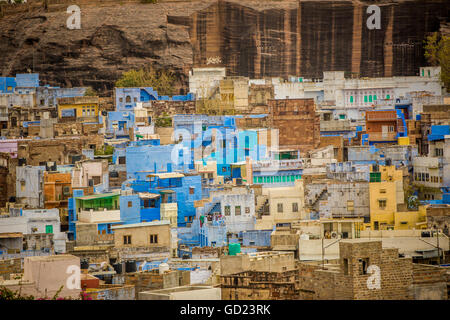 Fort Mehrangarh dominant de la toits bleu à Jodhpur, la Ville Bleue, Rajasthan, Inde, Asie Banque D'Images