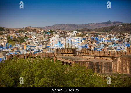 Le mur de la ville de Fort Mehrangarh dominant de la toits bleu à Jodhpur, la Ville Bleue, Rajasthan, Inde, Asie Banque D'Images