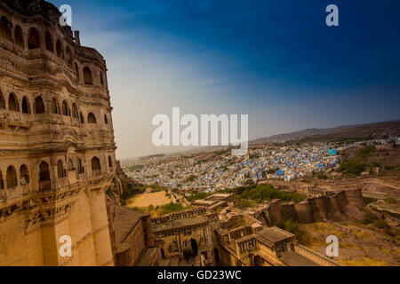 La vue de la cour principale de Fort Mehrangarh dominant de la toits bleu à Jodhpur, la Ville Bleue, Rajasthan, Inde Banque D'Images