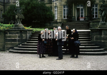 Géographie / Voyage, Allemagne, Werneck, châteaux, château de Werneck, vue extérieure, personnes portant des costumes traditionnels franconiens devant le château, octobre 1957, droits supplémentaires-Clearences-non disponible Banque D'Images