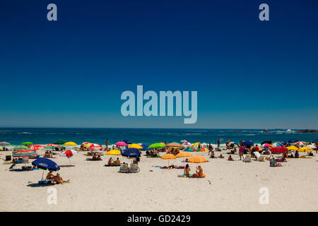 Vue sur la plage, Camps Bay, Cape Town, Afrique du Sud, l'Afrique Banque D'Images