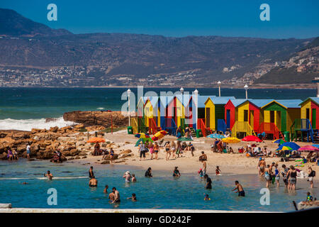 Cabines colorées, Muizenberg Beach, Cape Town, Afrique du Sud, l'Afrique Banque D'Images