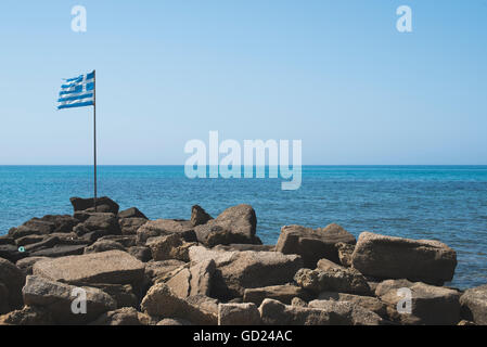 Drapeau grec sur la plage. Banque D'Images