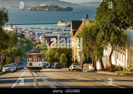 San Francisco city tram monte jusqu'au-delà d'Alcatraz avec Hyde Street, San Francisco, Californie, États-Unis d'Amérique Banque D'Images