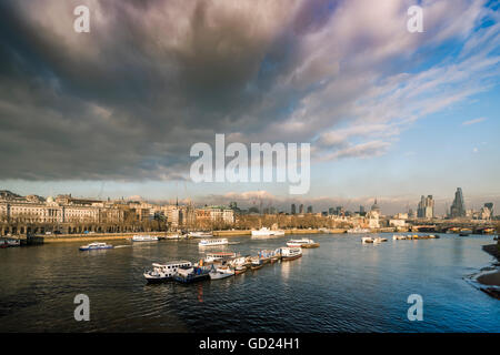 La Tamise à l'Est du nord de Waterloo Bridge, Londres, Angleterre, Royaume-Uni, Europe Banque D'Images