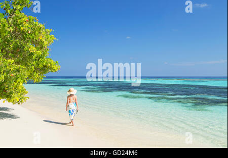 Woman on beach, l'île de Rasdhoo, Nord de Ari Atoll, Maldives, océan Indien, Asie Banque D'Images