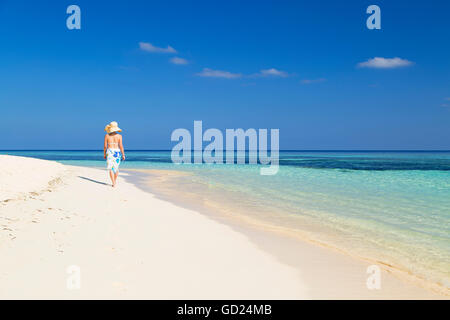 Woman on beach, l'île de Rasdhoo, Nord de Ari Atoll, Maldives, océan Indien, Asie Banque D'Images