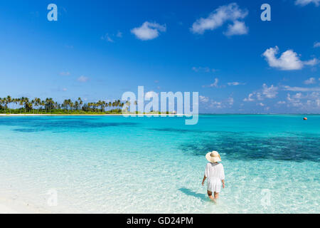 Femme sur la plage au Beach Garden and Spa Resort, South Male Atoll, Maldives, Atoll de Kaafu, de l'Océan Indien, l'Asie Banque D'Images