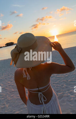 Femme sur la plage au Beach Garden and Spa Resort, South Male Atoll, Maldives, Atoll de Kaafu, de l'Océan Indien, l'Asie Banque D'Images