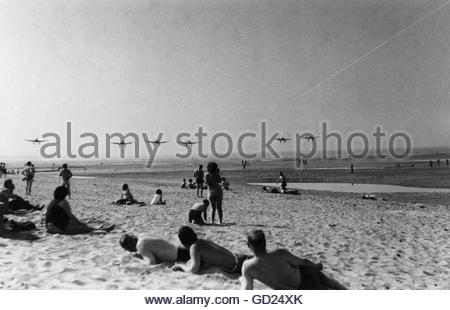 Evenements Seconde Guerre Mondiale Seconde Guerre Mondiale Guerre Aerienne Avion Un Escadron De Bombardiers Junkers Ju 87 B En Vol De Bas Niveau Sur Une Plage Probablement France Ete 1940 Ju87