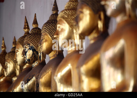 Statues de Bouddha Doré assis dans une rangée à Wat Pho (Temple du Bouddha couché), Bangkok, Thaïlande, Asie du Sud-Est, Asie Banque D'Images