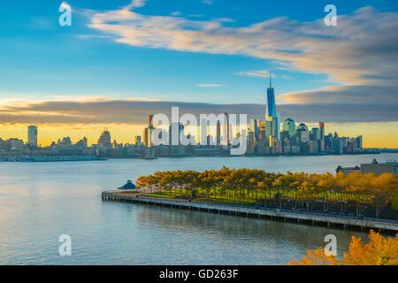 Lower Manhattan et World Trade Center, New York, la Tour de la liberté à travers la rivière Hudson, Hoboken, New Jersey, USA Banque D'Images