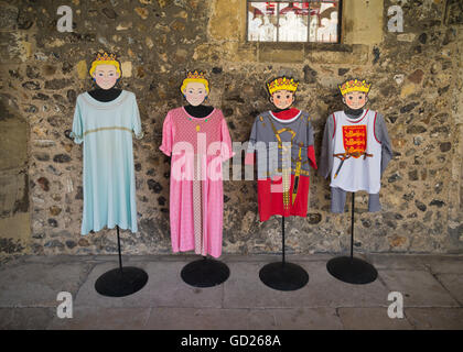 CHICHESTER, Angleterre - le 22 octobre 2015 : avec des mannequins enfants mediaval chiffons en la cathédrale de Chichester Banque D'Images