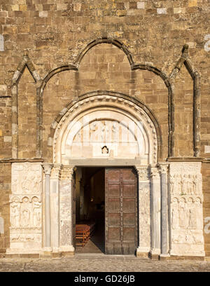 Entrée principale de l'abbaye de San Giovanni in Venere, Fossacesia, Italie Banque D'Images