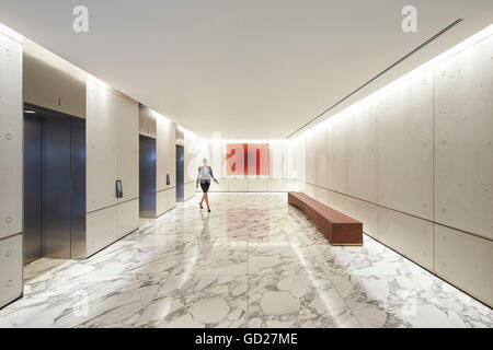 Ascenseur Hall avec sol en marbre blanc. Fitzroy, London, Royaume-Uni. Architecte : Sheppard Robson, 2015. Banque D'Images