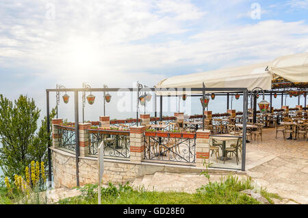 Restaurant en terrasse sur le front contre le ciel. Banque D'Images