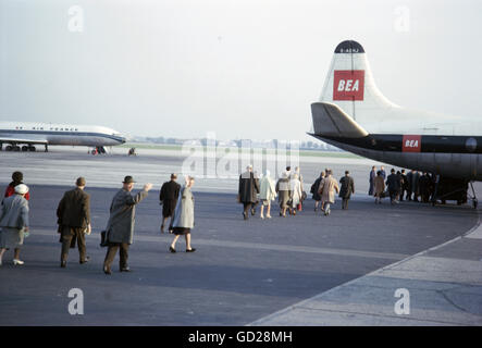 Transport/transport, aviation, aéroport, Munich Riem, passagers à bord d'un avion de British European Airlines, fin des années 1950, droits supplémentaires-Clearences-non disponible Banque D'Images