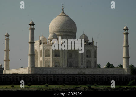 Le Taj Mahal est un mausolée en marbre blanc d'Agra, construit par l'empereur Moghol Shah Jahan en mémoire de sa troisième épouse Mumtaz Mahal. Banque D'Images