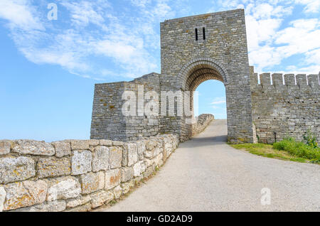 Entrée de l'ancienne forteresse sur un fond de ciel. Banque D'Images