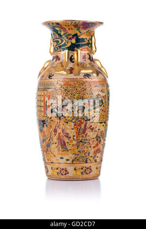 Vase en porcelaine antiques chinois isolé sur fond blanc Banque D'Images