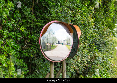 Miroir convexe avec grand angle installé à la jonction de route