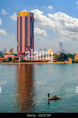 Hôtel Sofitel Cairo avec de l'eau reflet sur Nil Banque D'Images