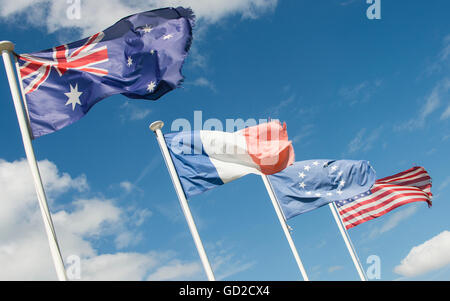 Les drapeaux de l'Australie, la France, l'Union européenne et les Etats-Unis dans le vent avec ciel bleu et nuages moelleux au-dessus Banque D'Images