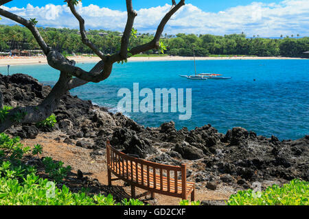 Banc de repos sur Kaunaoa Bay, l'une des plus belles plages du monde" et de l'emplacement de Mauna Kea Hotel Banque D'Images