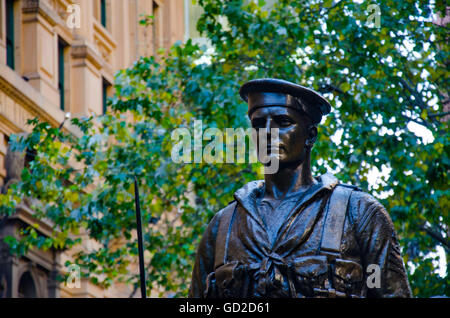 Une statue en bronze pleine grandeur d'un marin australien se dresse à Martin place, Sydney, Australie, dans le cadre du Cenotaph commémorant la première Guerre mondiale Banque D'Images