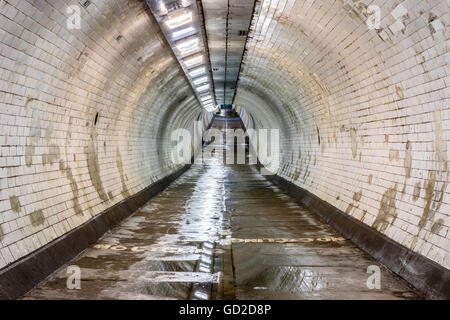 Le pied de Greenwich traverse le Tunnel sous la Tamise, reliant Greenwich dans le sud avec l'Isle of Dogs, au nord. Banque D'Images