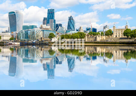 Journée ensoleillée au quartier financier de Londres, y compris le Gherkin, bâtiment et Fenchurch Leadenhall building. Banque D'Images