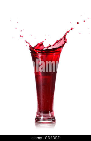 Splash de jus rouge dans un verre isolé sur fond blanc Banque D'Images