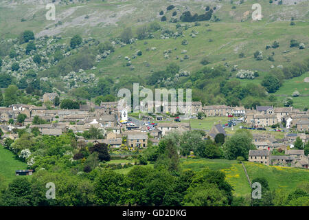 Ville de marché de Reeth au début de l'été, à la recherche d'Harkerside Swaledale, dans le Parc National des Yorkshire Dales. Banque D'Images