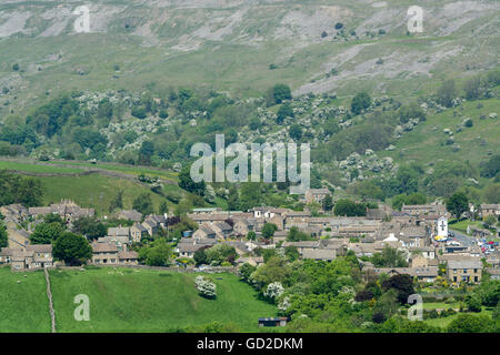 Ville de marché de Reeth au début de l'été, à la recherche d'Harkerside Swaledale, dans le Parc National des Yorkshire Dales. Banque D'Images