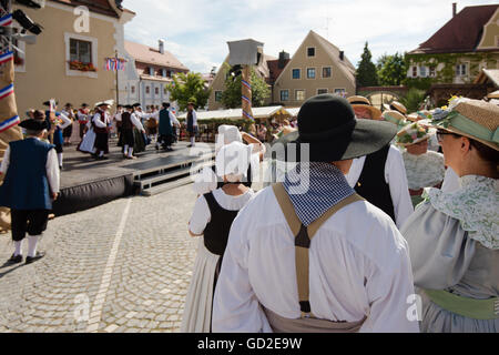 Friedberg, Allemagne - Juillet 09, 2016 : hommes et femmes vêtus de costumes traditionnels de la dix-huitième siècle suivent une danse Banque D'Images