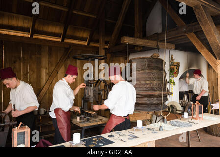 Friedberg, Allemagne - Juillet 09, 2016 : atelier coppersmith historique avec de jeunes apprentis travaillant sur plusieurs objets dans la tradition Banque D'Images