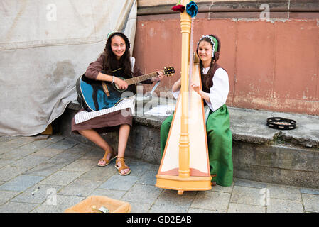 Friedberg, Allemagne - Juillet 09, 2016 : 2 filles habillés en costumes traditionnels de la dix-huitième siècle sont l'exécution d'authentiques s Banque D'Images