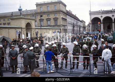 Politique, conférences, sommet du G-7, Munich, 6.- 8.7.1992, barrière de police à Odeonsplatz, 6.7.1992, conférence du G7, gens, Bavière, Allemagne, années 1990, 90, 20e siècle, historique, historique, droits additionnels-Clearences-non disponible Banque D'Images