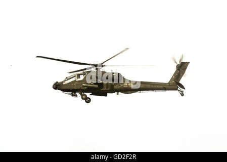 Hélicoptère Apache isolé sur fond blanc Banque D'Images