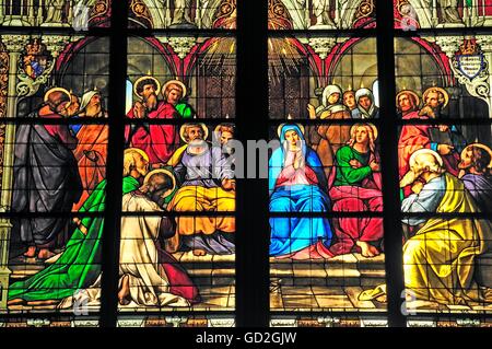 Religion, Christianisme, Whitsun, fenêtre de Pentecôte, montrant la descente de l'Esprit Saint sur Whitsun, Cathédrale de Cologne, Rhénanie-du-Nord-Westphalie, Allemagne, art religieux, fenêtre d'église, fenêtres d'église, vitraux, scène biblique, scènes bibliques, histoire biblique, histoires bibliques, foi chrétienne, Christianisme, Whitsun, Pentecôte, Esprit Saint, historique, historique, homme, hommes, femmes, femmes, femmes, hommes Personnes, droits supplémentaires-Clearences-non disponible Banque D'Images