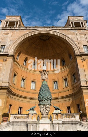 La pomme de pin en bronze sculpture et fontaine dans la cour de la pomme de pin (Cortile della Pigna), Musée du Vatican, Rome, Italie Banque D'Images